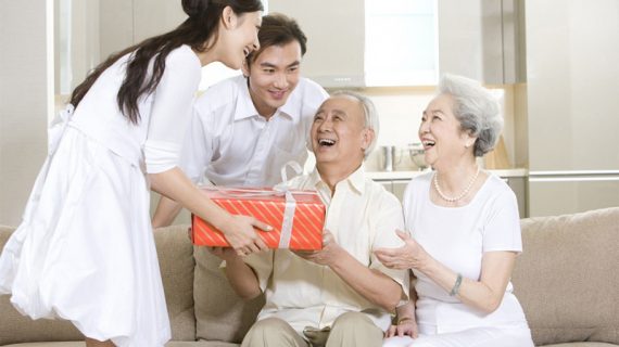 Những món quà tặng cho người lớn tuổi chân thực và sâu sắc